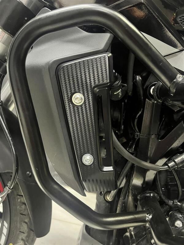 BAJAJ DOMINAR 250 / 400 KARBON RADYATÖR KAPAĞI STICKER ETİKET MODELİ