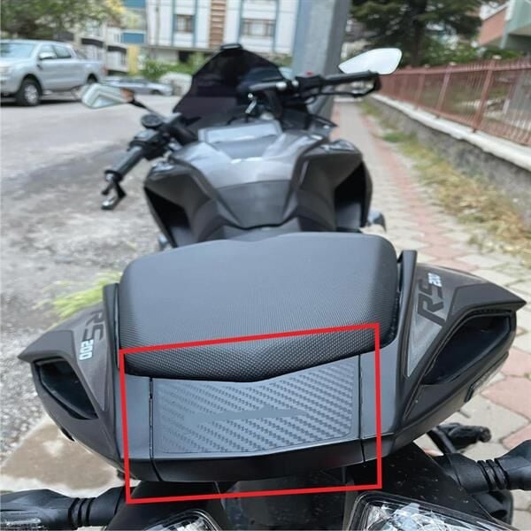 BAJAJ PULSAR RS200 KARBON KUYRUK ÜSTÜ STICKER ETİKET MODELİ