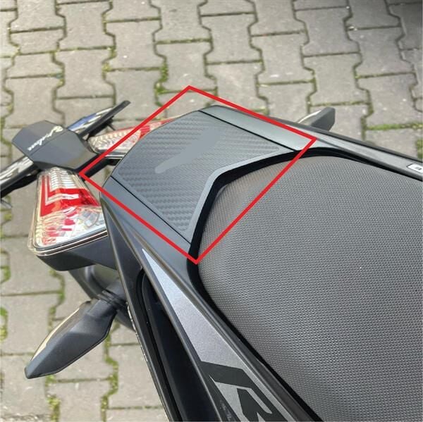 BAJAJ PULSAR RS200 KARBON KUYRUK ÜSTÜ STICKER ETİKET MODELİ