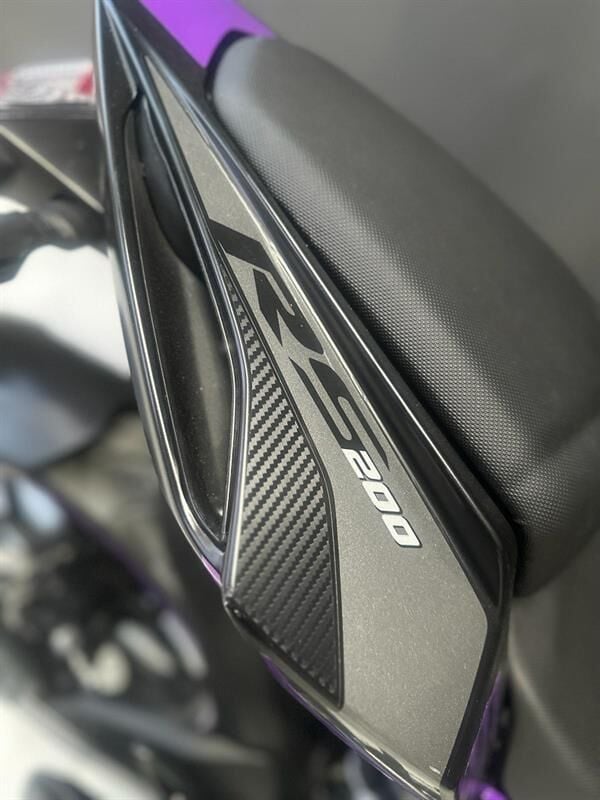 BAJAJ PULSAR RS200 KARBON YAN KUYRUK ÜSTÜ STICKER ETİKET MODELİ